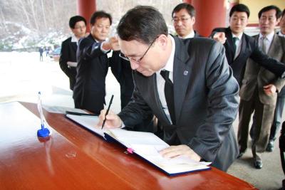 2011. 2. 18(금) 한국방송공사 김인규 사장 참배 이미지
